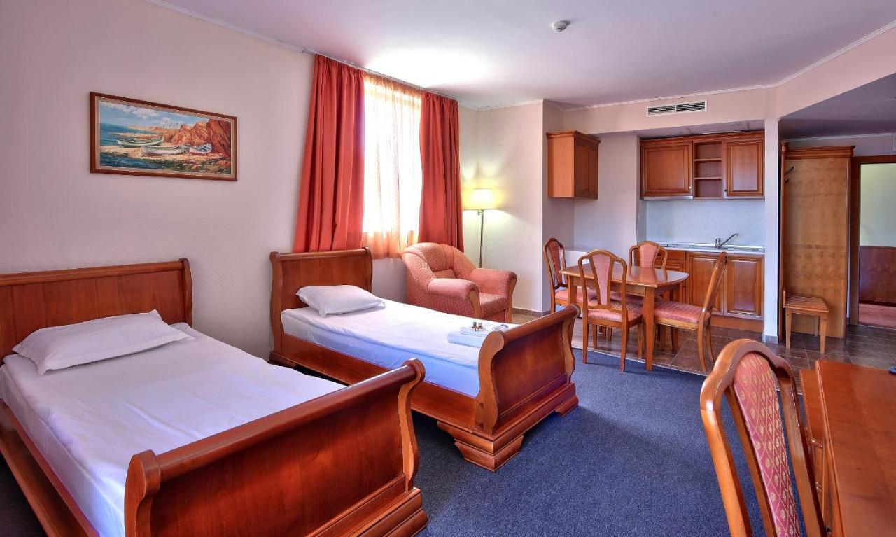 Hotel Estreya And