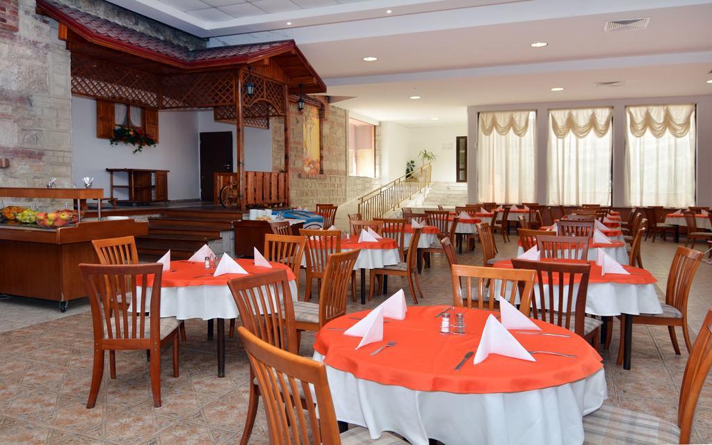 Hotel Estreya And