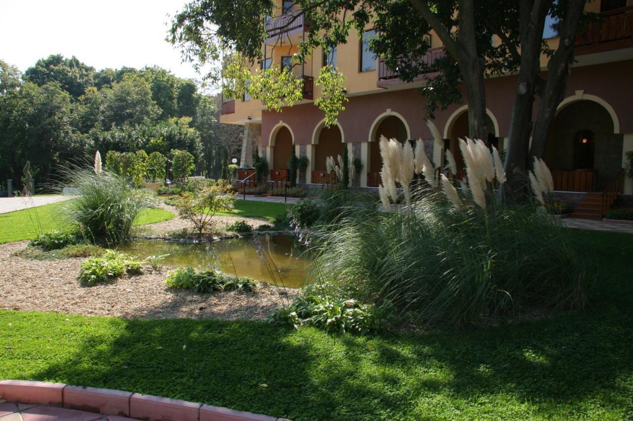 Hotel Estreya And 4*